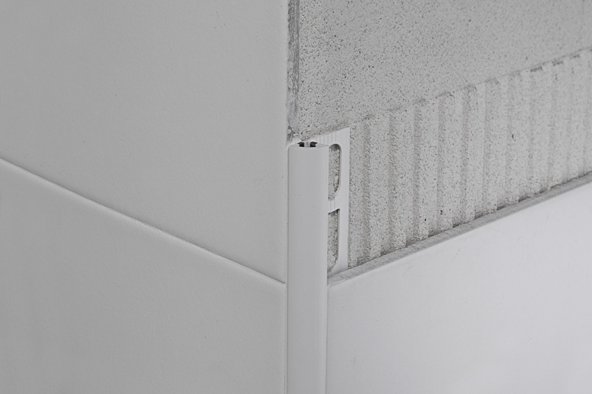 Bilde av HJØRNELIST AVRUNDET RV/8 ALUMINIUM LYS GRÅ RAL 7035 8MMX270CM, PROFILPAS